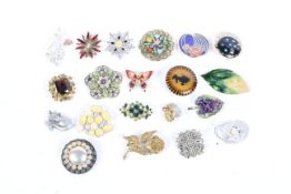 A collection of 20 vintage ladies brooches. Various styles and makers.