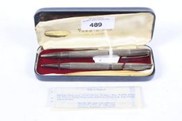 A Yard-O-Led silver propelling pencil and matching ball point pen.