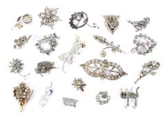 A collection of 20 vintage paste ladies brooches.