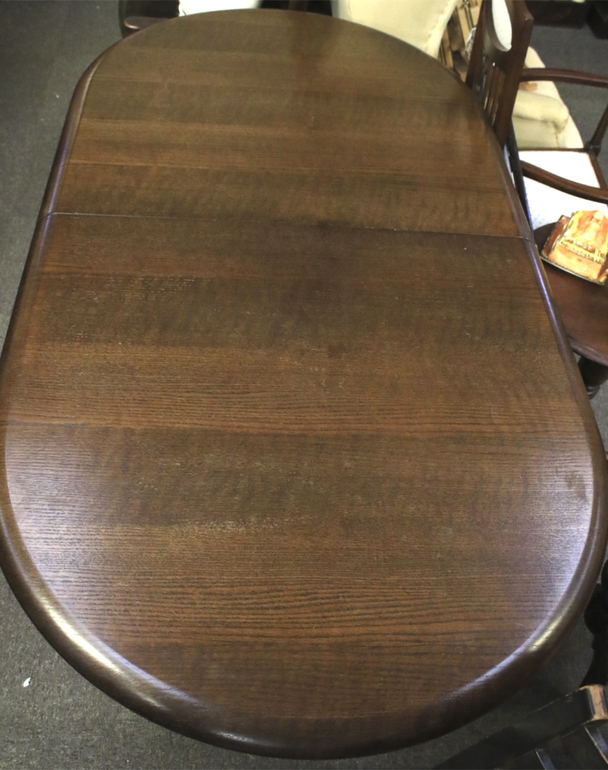 An oak extending dining table and six chairs. One chair missing a seat. - Image 3 of 3