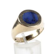A vintage 9ct gold and lapis lazuli round signet ring.