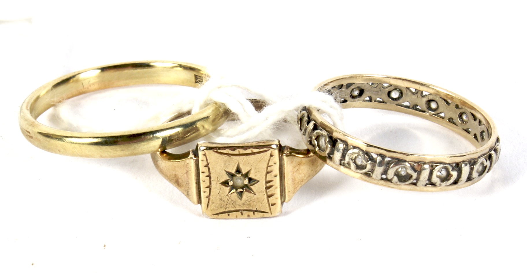 Three 9ct gold and yellow metal rings. Including a signet ring, 5.