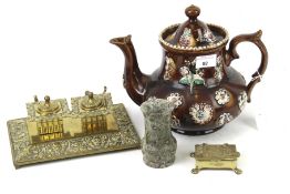 A group of assorted Victorian collectables.