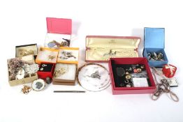 An assortment of costume jewellery. Including pearls, brooches, earrings, etc.