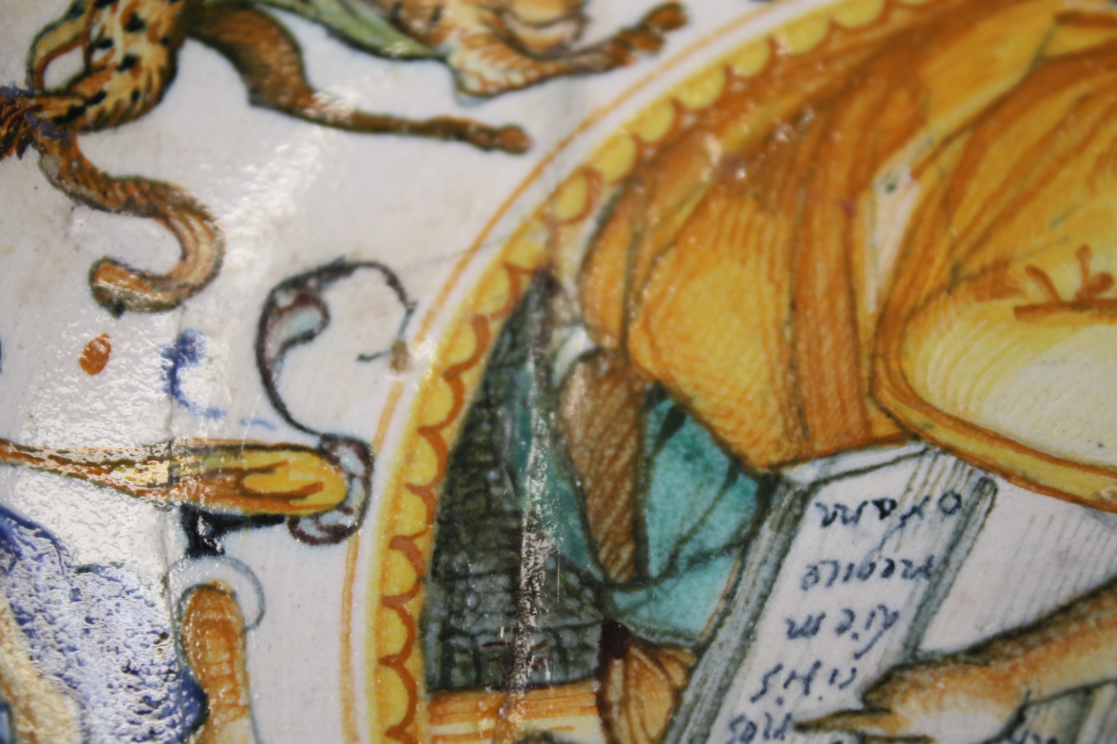 An Urbino maiolica armorial dish, circa 1600, perhaps Patanazzi workshop. - Image 7 of 18