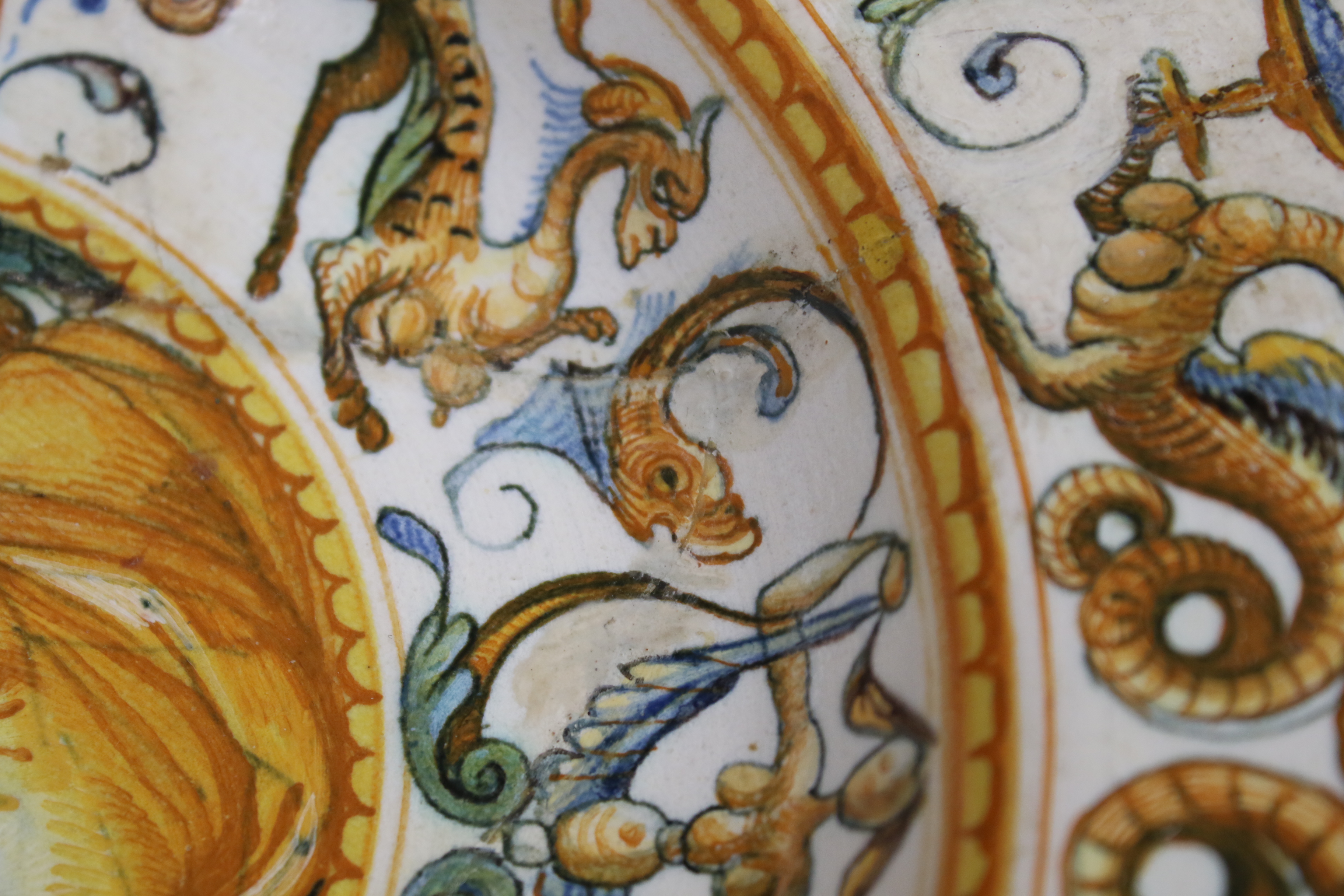 An Urbino maiolica armorial dish, circa 1600, perhaps Patanazzi workshop. - Image 5 of 18