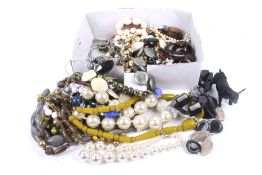 A collection of miscellaneous contemporary costume jewellery.