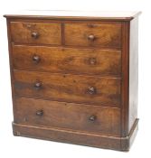An Edwardian mahogany chest of drawers. Two short over three graduated long drawers.