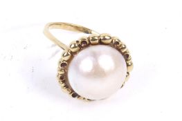 A vintage Continental gold and mabe pearl ring.