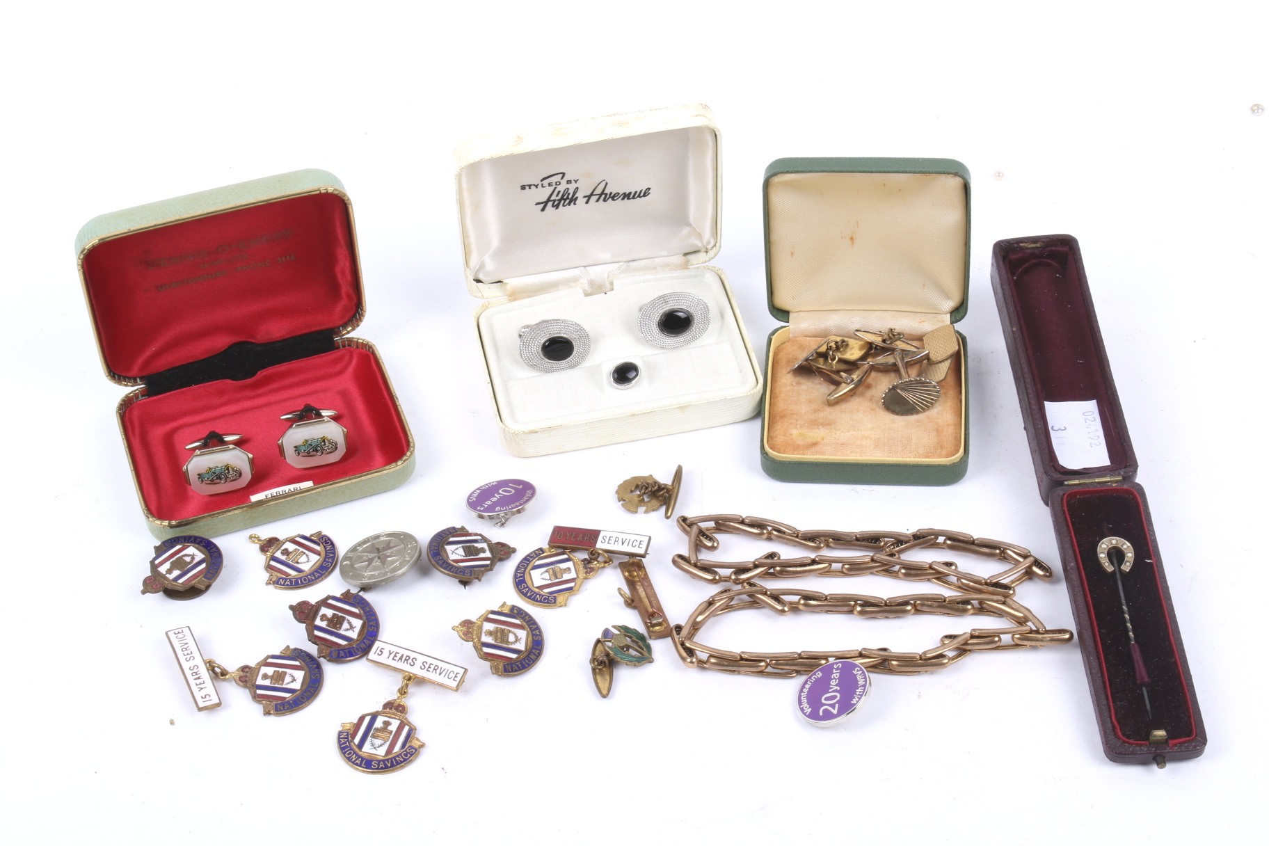 A small collection of jewellery to include a half-pearl stick pin.