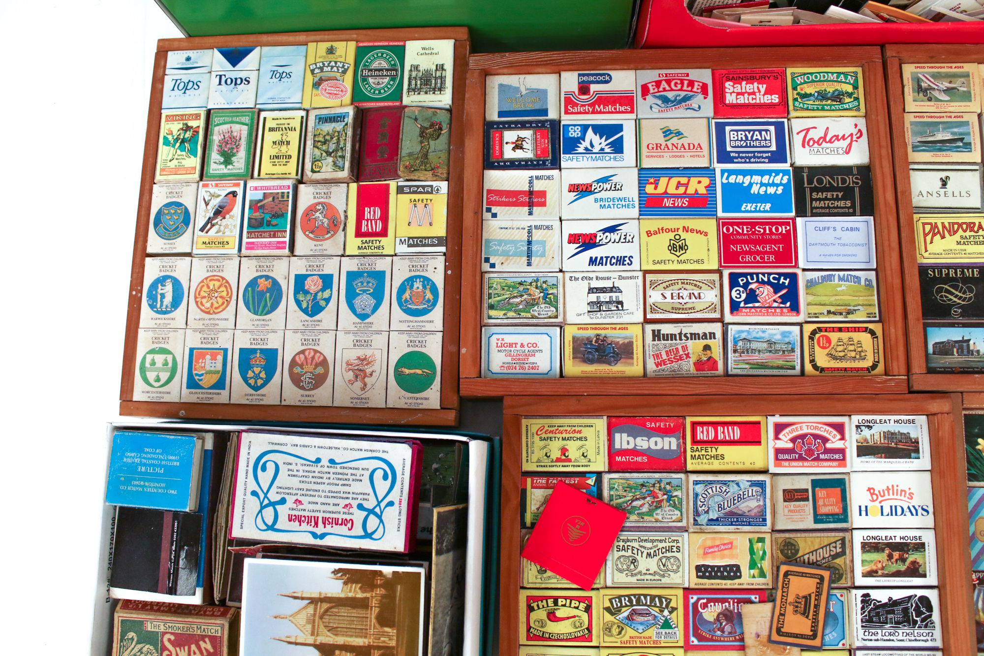 A large collection of vintage matchboxes and match books. - Image 2 of 4