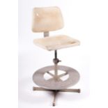 Vintage Industrial : A painted aluminium swivel chair with a four-spoke base.