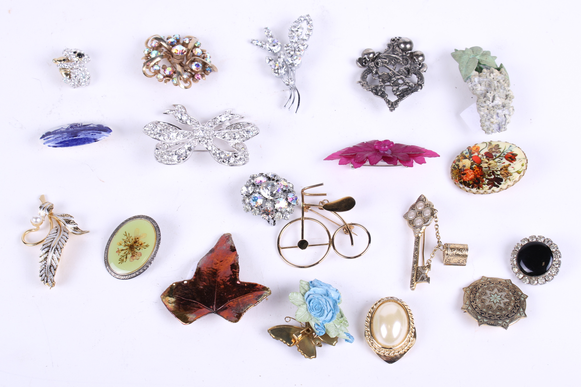 A collection of twenty assorted ladies vintage brooches. - Image 2 of 2