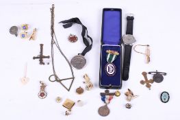 A group of small collectables. Including Masonic medals, watch, pin badges, etc.