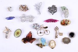 A collection of twenty assorted ladies vintage brooches.