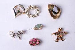 Seven designer brooches. Including Spinx, Atwood & Sawyer, Miracle, etc.