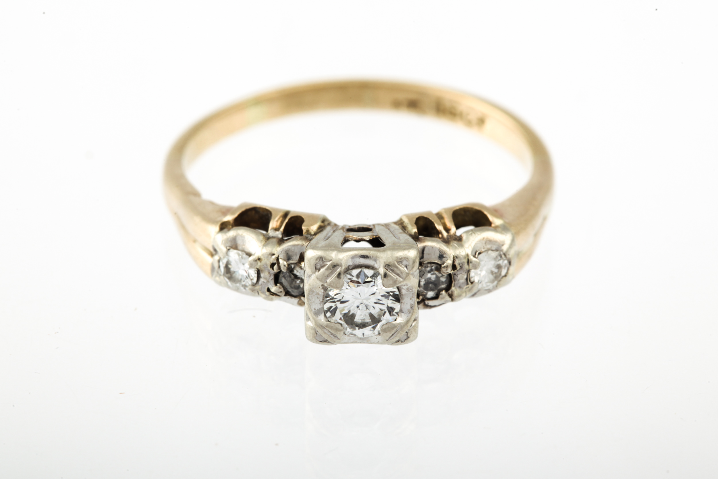 A vintage 18ct gold and diamond five stone ring. - Image 9 of 9