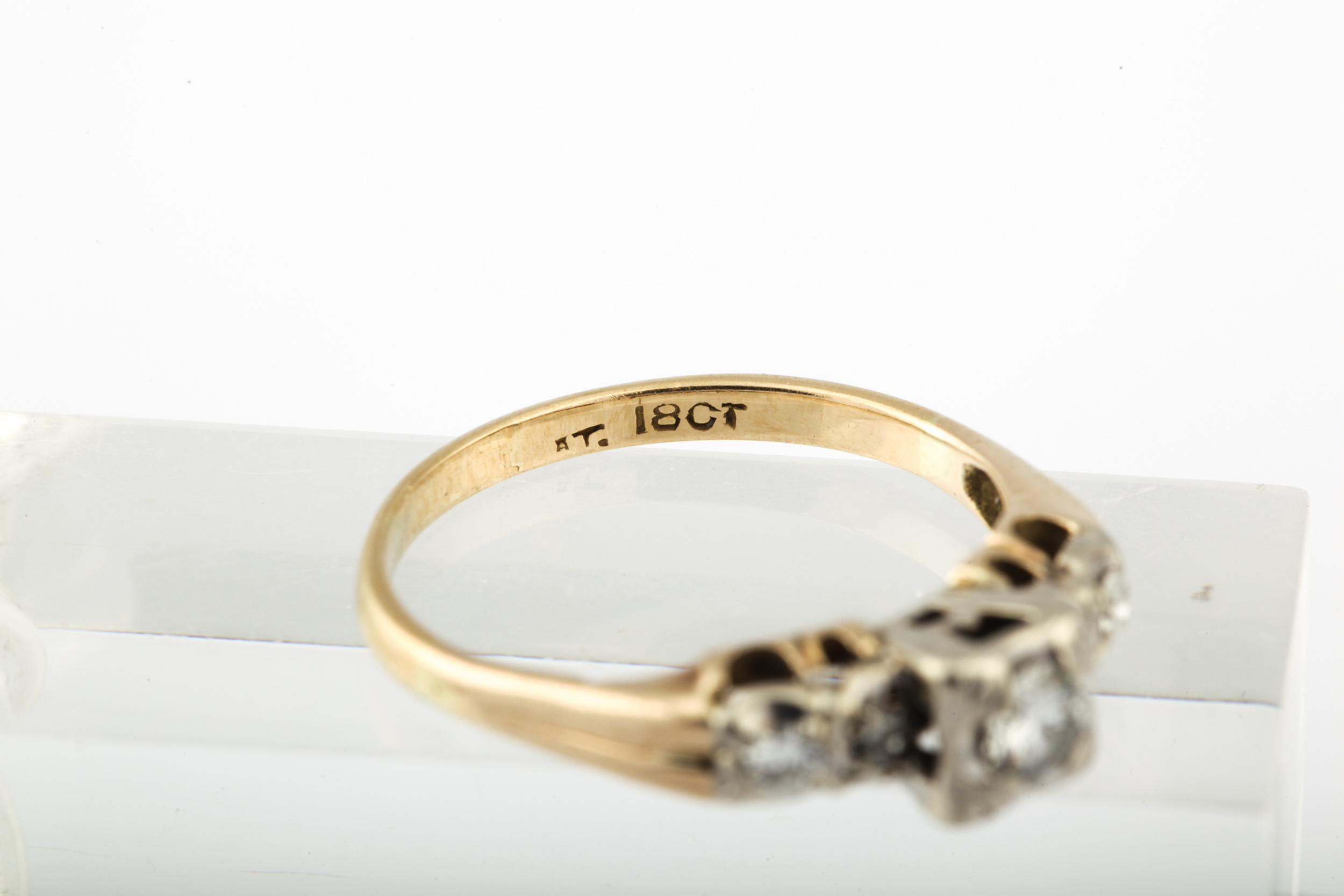 A vintage 18ct gold and diamond five stone ring. - Image 8 of 9