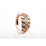 An Edwardian 9ct rose gold floral chased tapering band ring. Hallmarks for Birmingham 1906, 9.