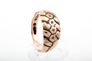 An Edwardian 9ct rose gold floral chased tapering band ring. Hallmarks for Birmingham 1906, 9.