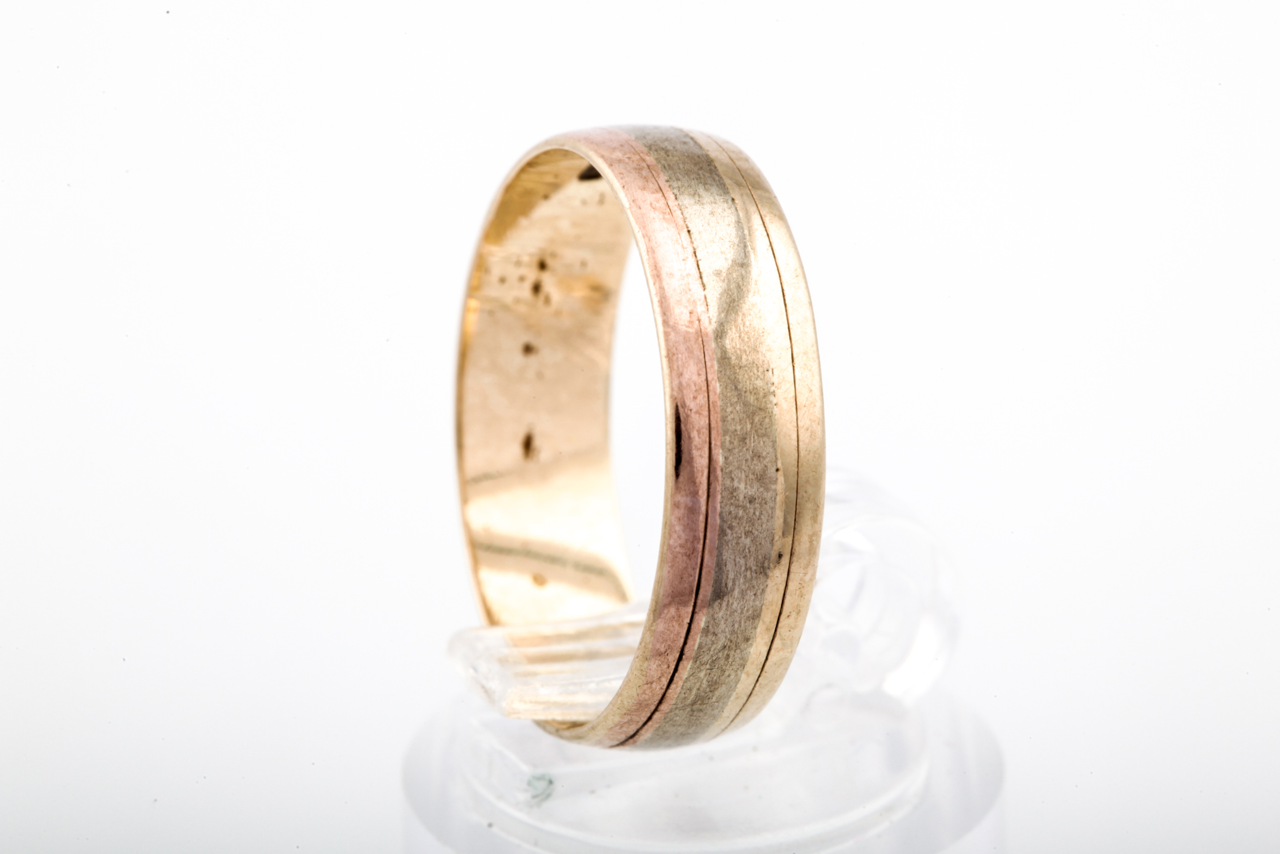 A vintage 9ct tri-colour gold broad wedding band, hallmarks for London 1984, 5.