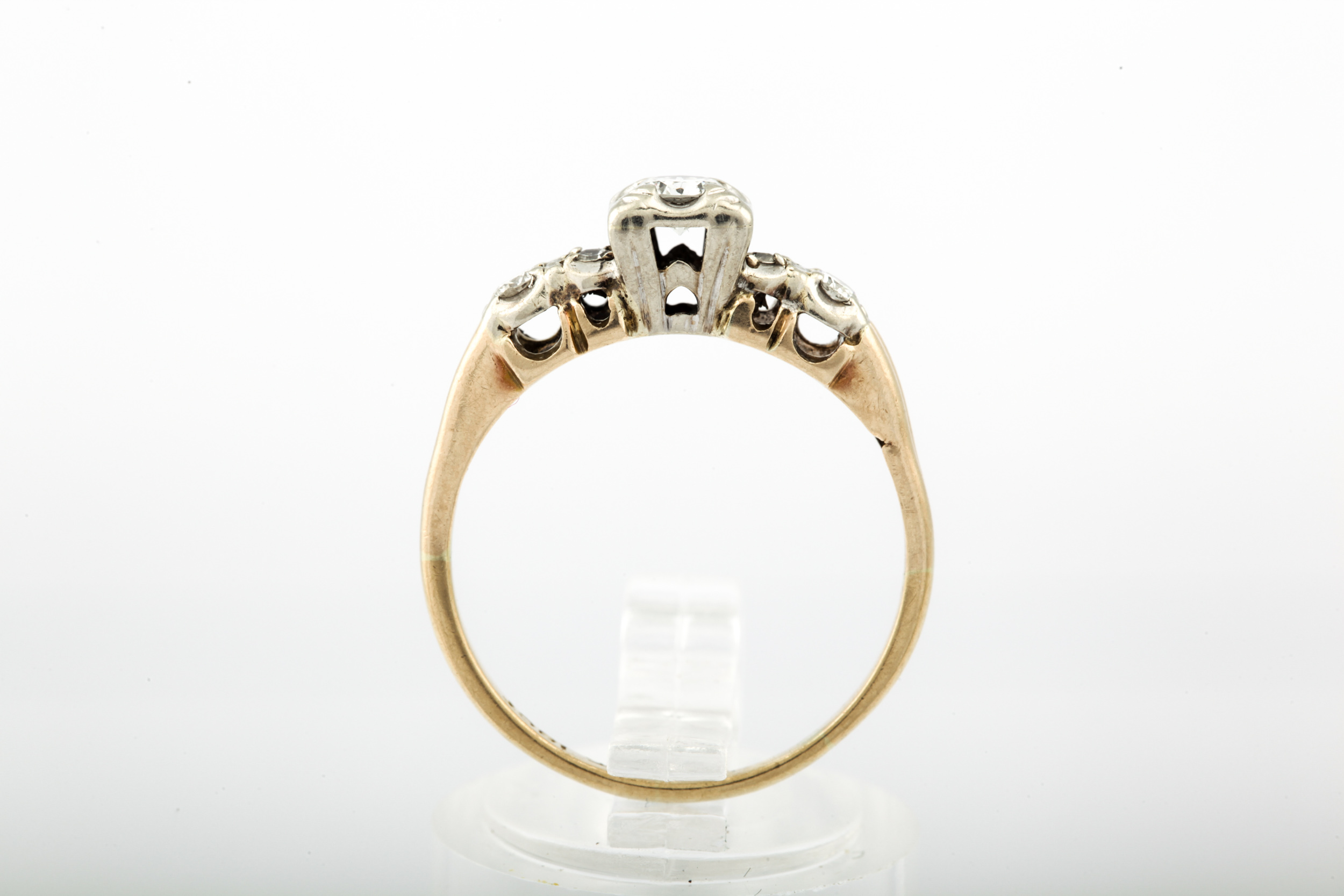 A vintage 18ct gold and diamond five stone ring. - Image 6 of 9