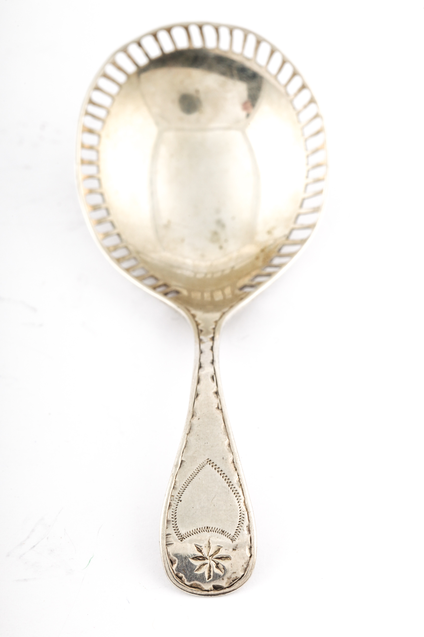 An Edwardian Britannia standard silver old English pattern caddy spoon. - Image 2 of 4