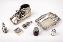 A small collection of small silver items and a plated vesta/match case in the form of a cello.