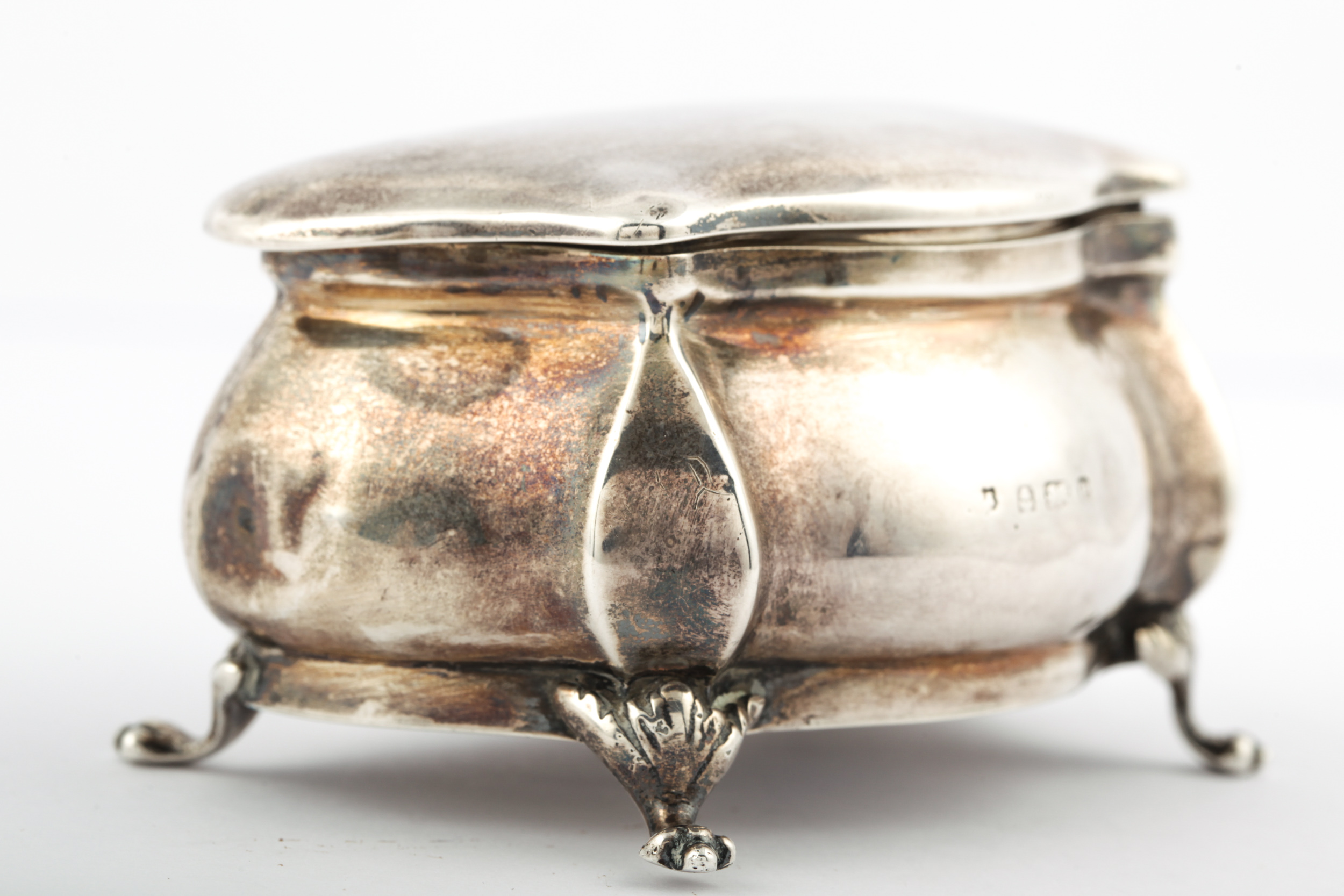 An Edwardian silver cartouche-shaped bombe trinket box. - Image 3 of 7