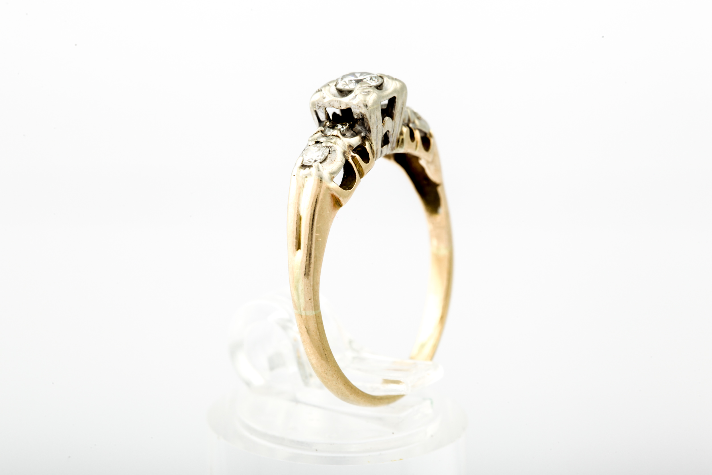 A vintage 18ct gold and diamond five stone ring. - Image 7 of 9