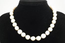 A modern cultured freshwater-pearl single row necklace.