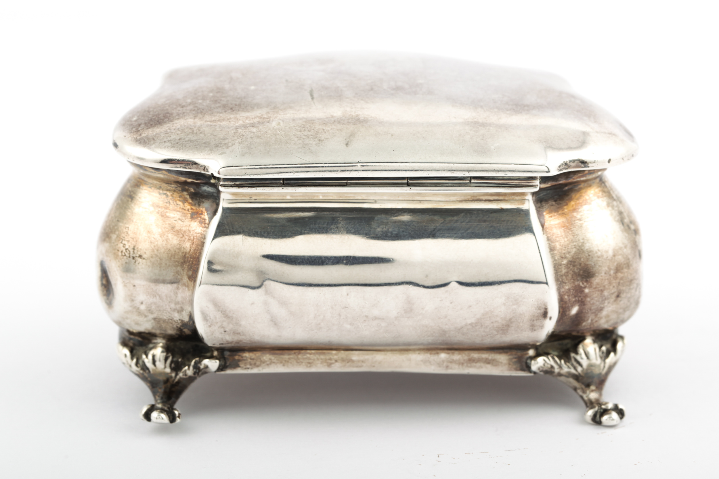 An Edwardian silver cartouche-shaped bombe trinket box. - Image 4 of 7