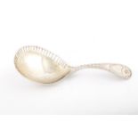 An Edwardian Britannia standard silver old English pattern caddy spoon.