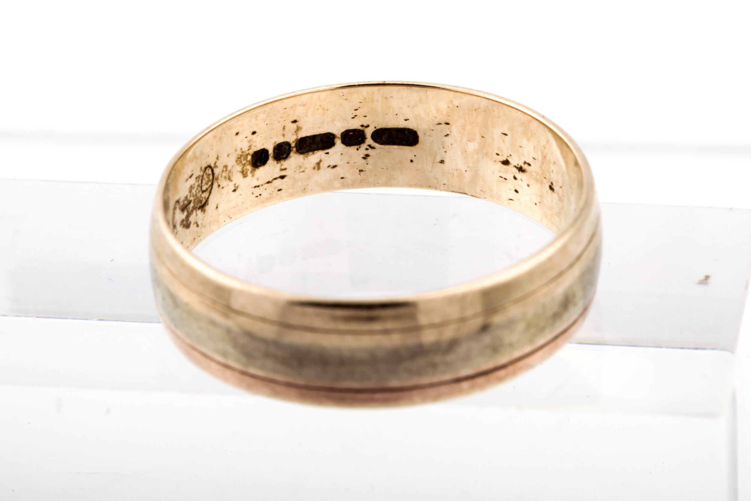 A vintage 9ct tri-colour gold broad wedding band, hallmarks for London 1984, 5. - Image 3 of 3