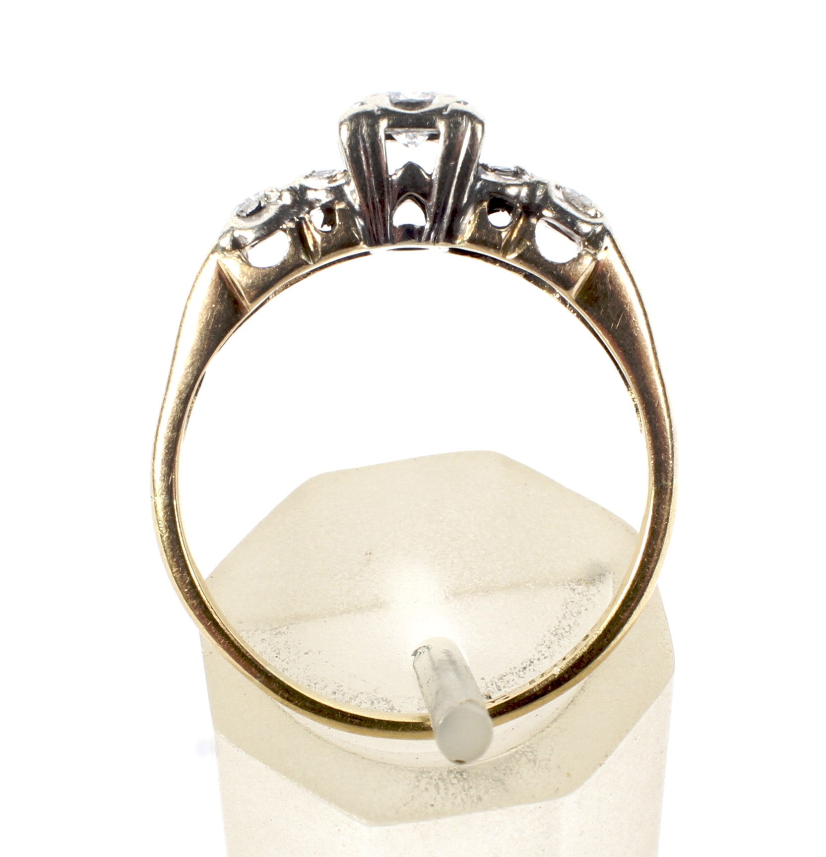 A vintage 18ct gold and diamond five stone ring. - Image 3 of 9