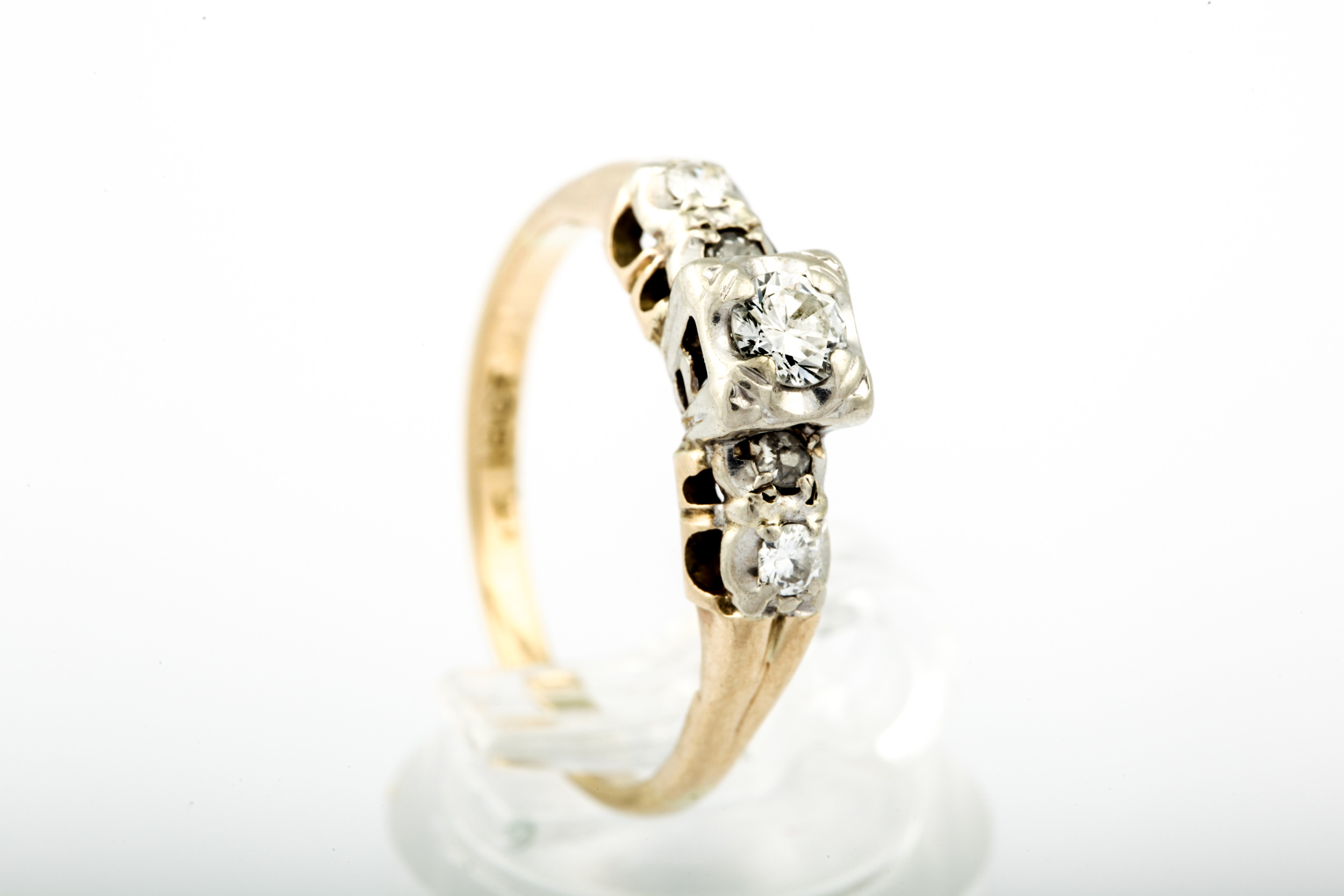 A vintage 18ct gold and diamond five stone ring. - Image 5 of 9