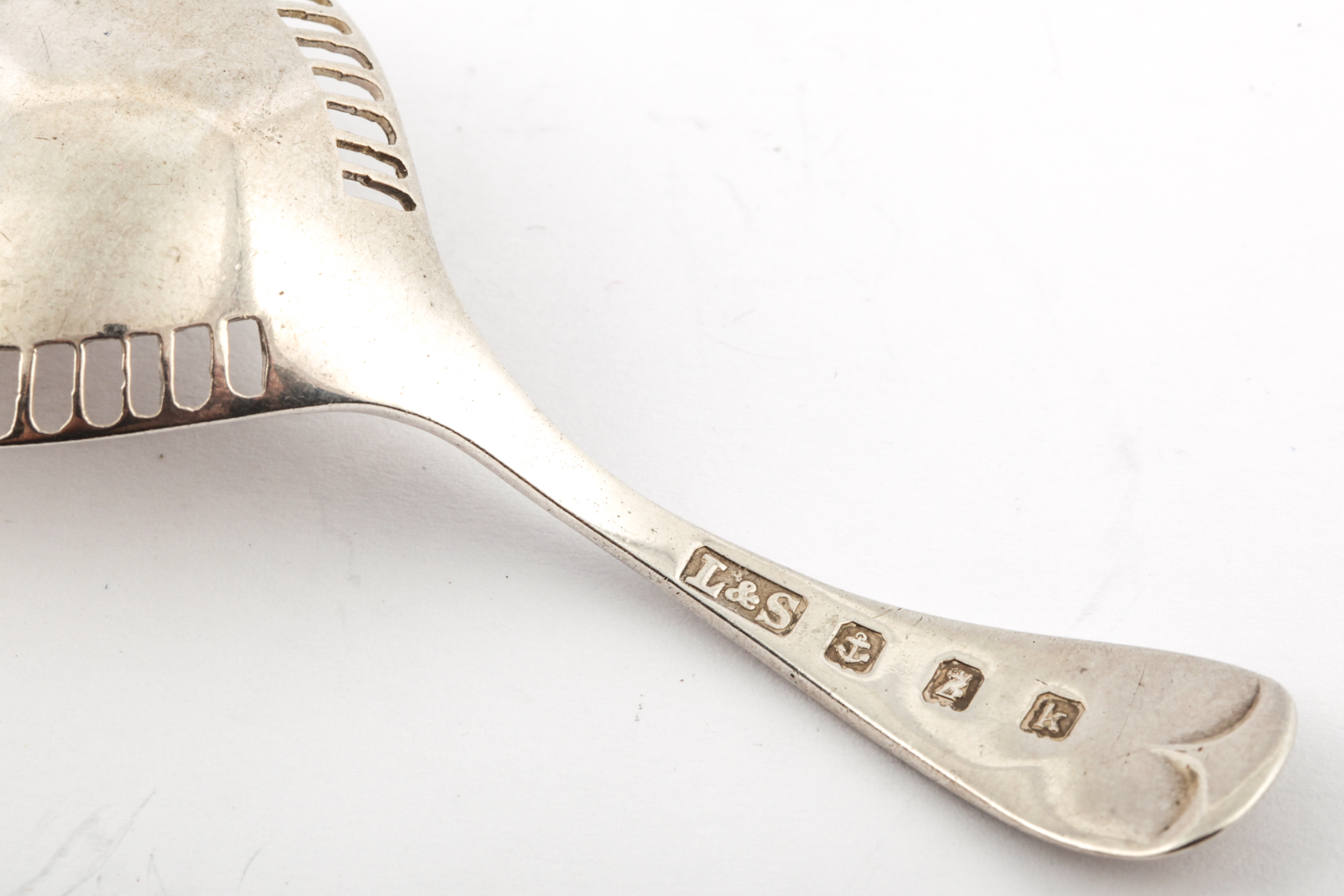 An Edwardian Britannia standard silver old English pattern caddy spoon. - Image 4 of 4