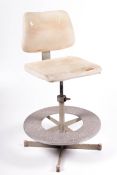 Vintage Industrial : A painted aluminium swivel chair with a four-spoke base.