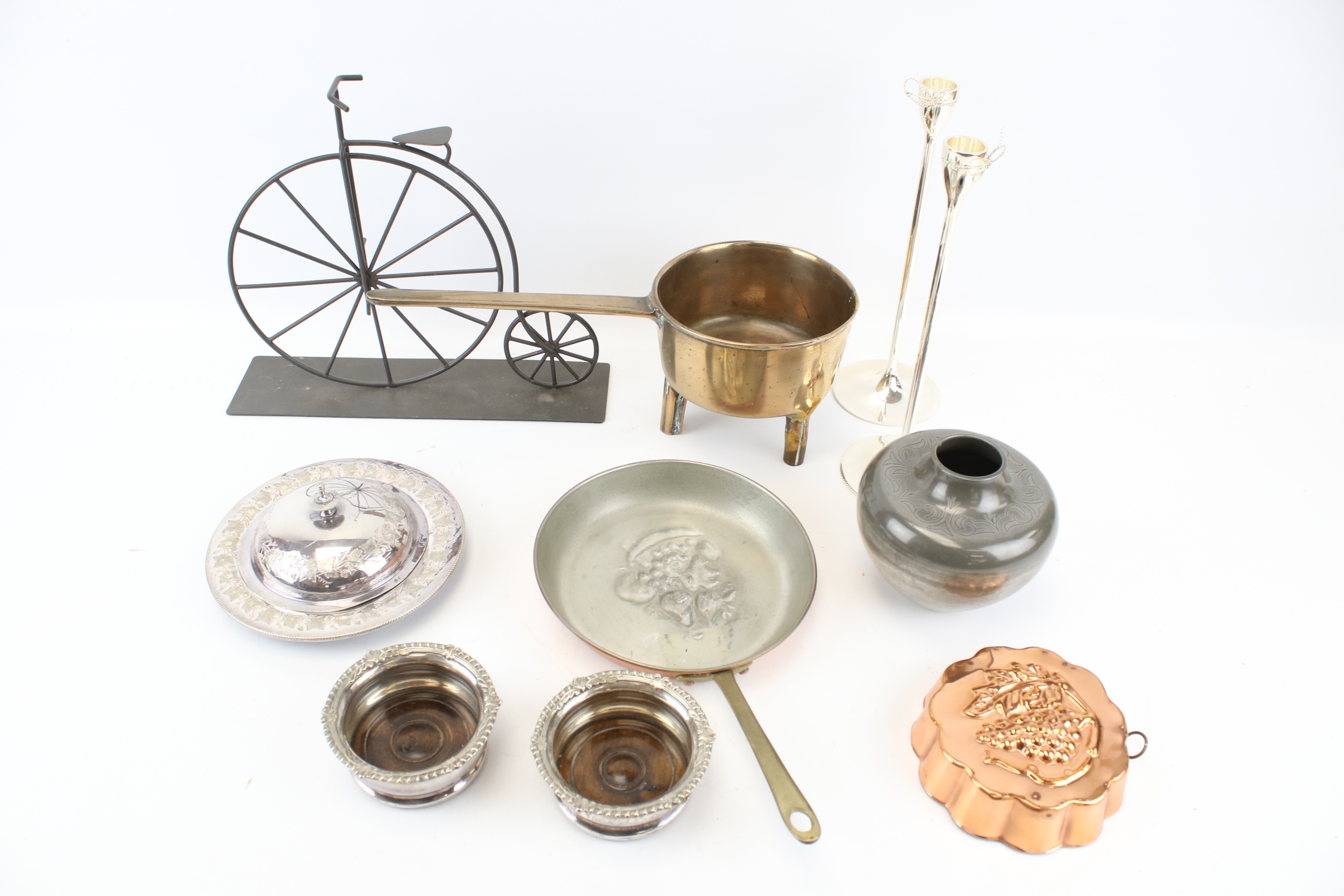 A collection of assorted metalware.