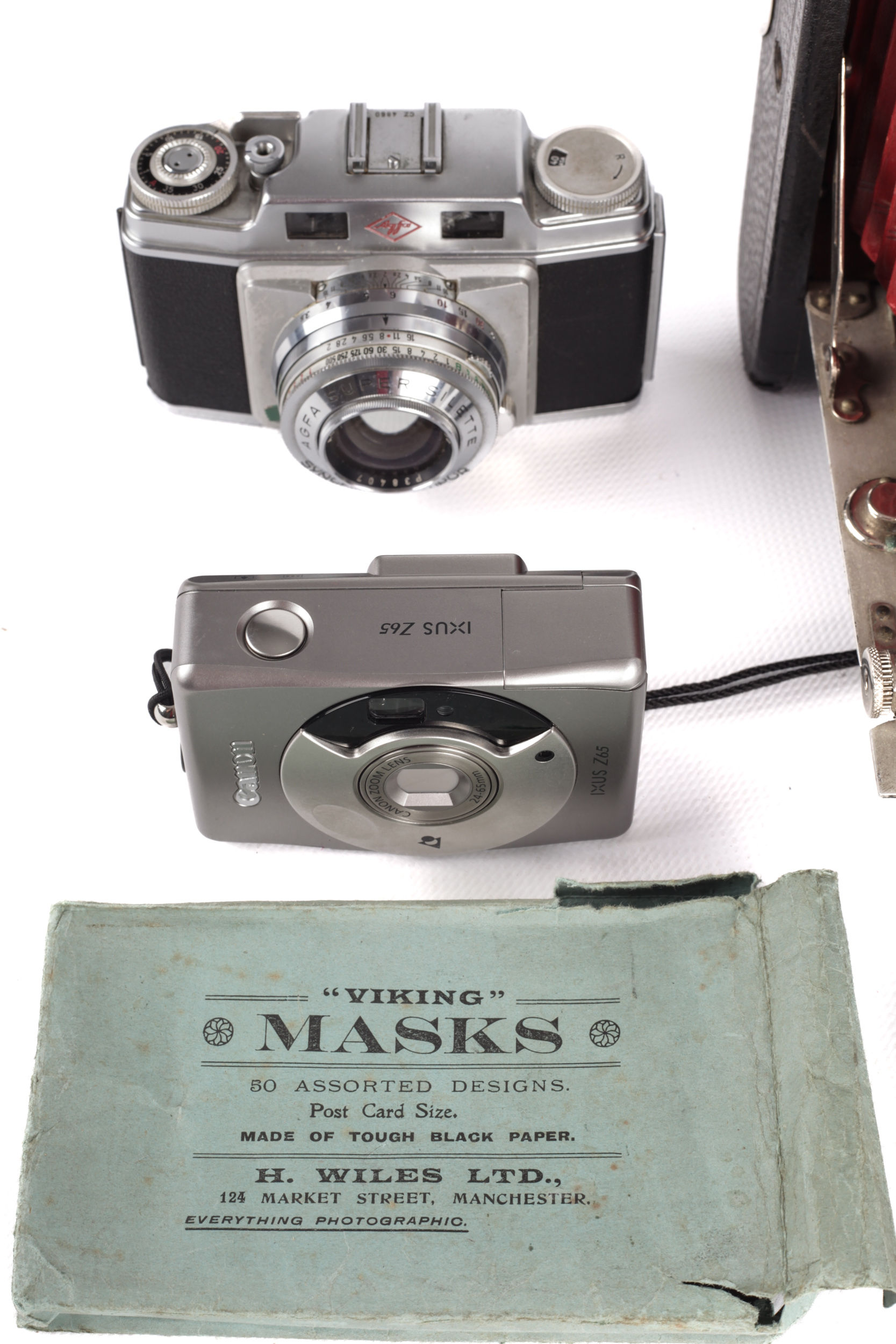 A quantity of assorted vintage cameras and photography books - Image 3 of 5