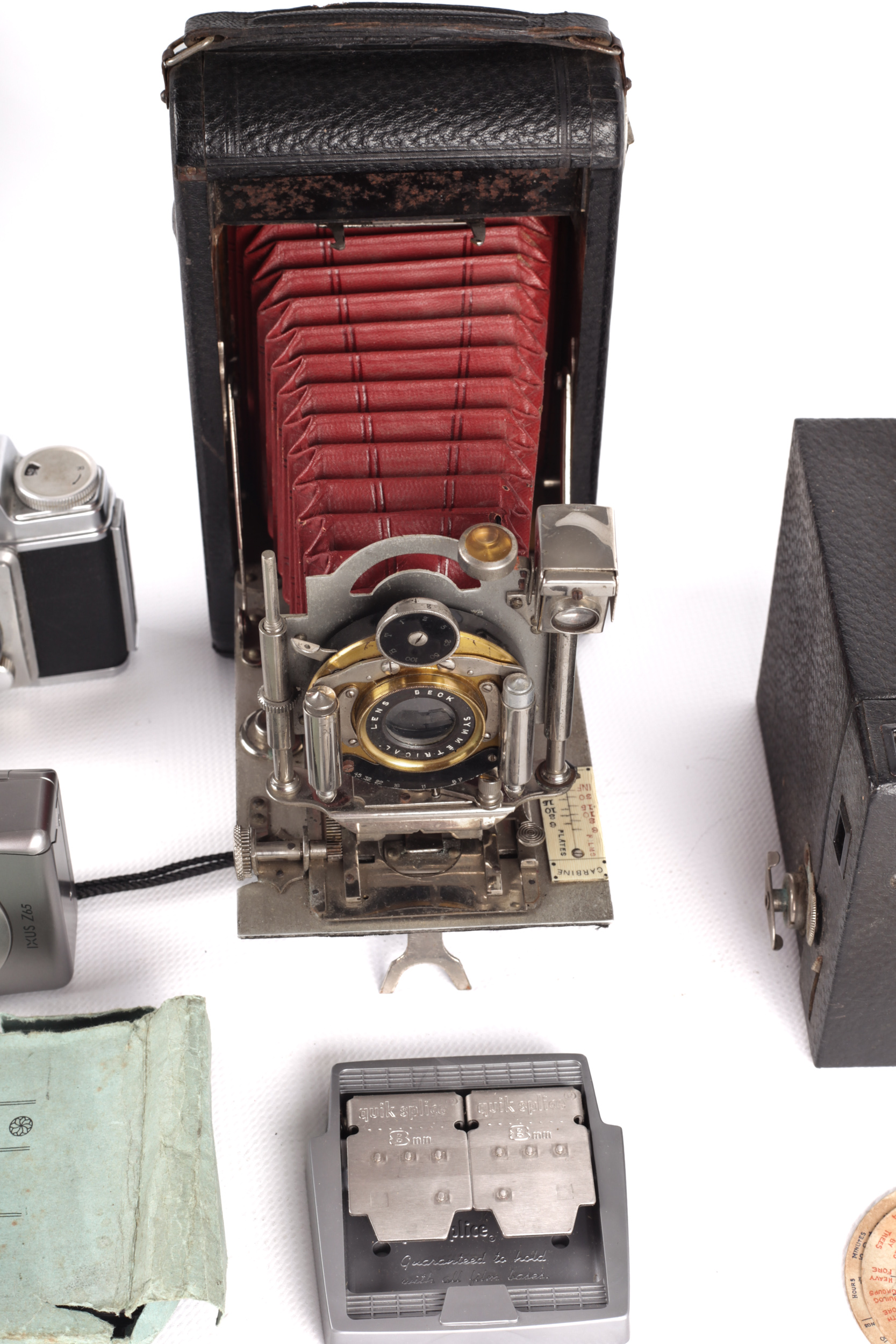 A quantity of assorted vintage cameras and photography books - Image 4 of 5