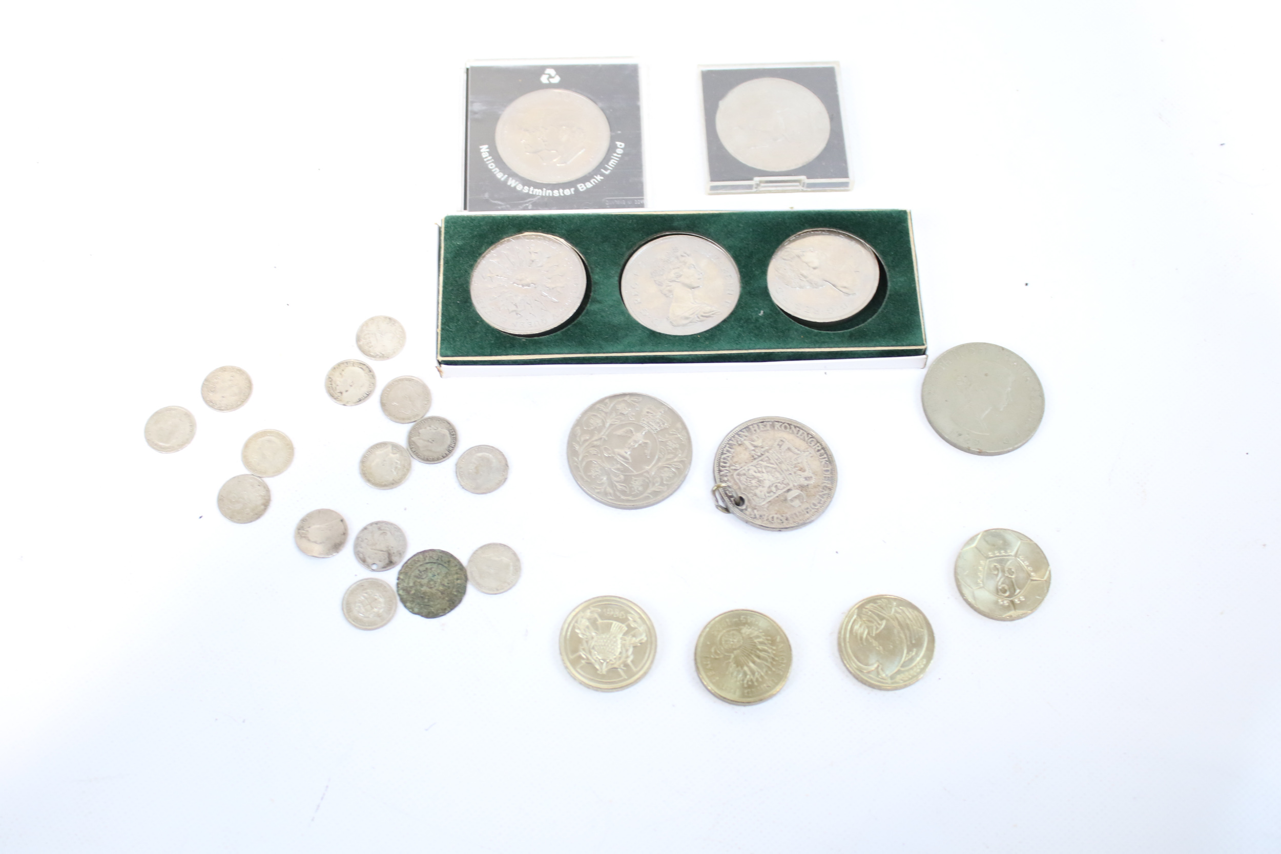 An assortment of coins, to include 3D coins, four £2 coins and other examples. - Image 2 of 2