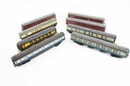 Eight OO gauge coaches. Including a Tri-ang mail carriage 80657, an Airfix Pullman carriage, etc.