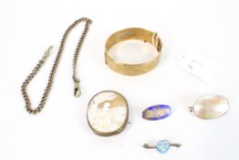 A collection of jewellery.