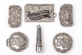 A collection of small silver and metal collectables.