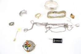 A small collection of vintage jewellery.
