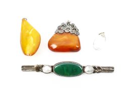 Four vintage gem set jewels.