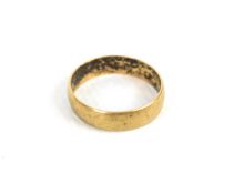 A late Victorian 22ct gold wedding band.