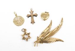 A vintage 9ct gold fern brooch and four 9ct gold small pendants or charms.