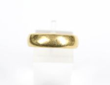 An early 20th century gold wedding band.